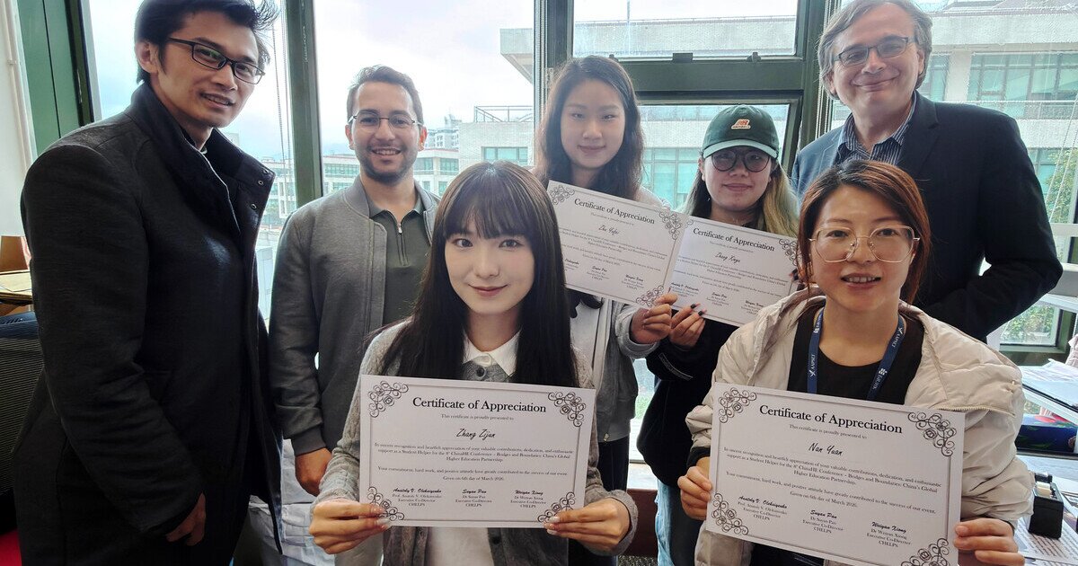 Certificate Presentation to 8th ChinaHE Conference Student Helpers ...